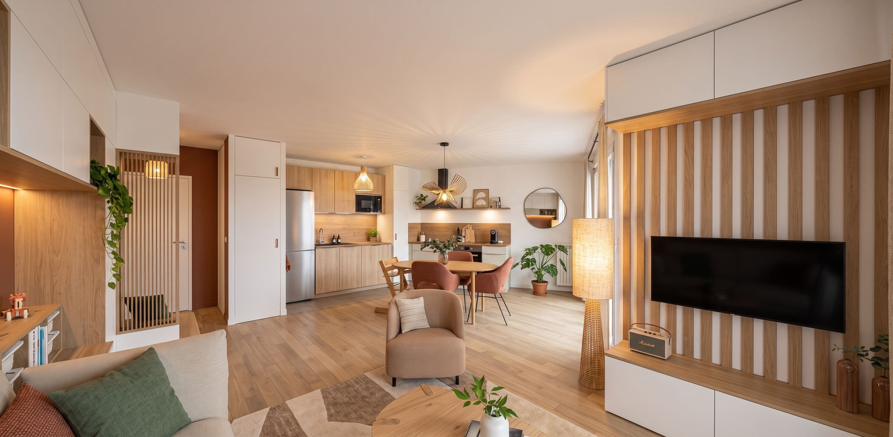 Cuisine ouverte et coin repas avec claustra bois, projet Clamart