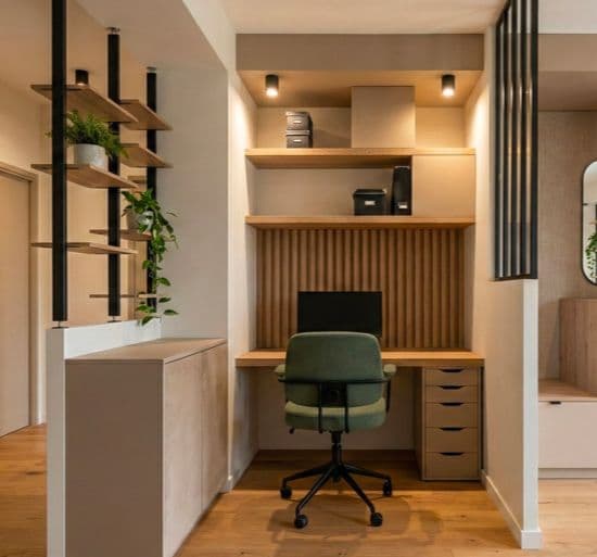 Coin bureau intégré dans un séjour, style bois et métal