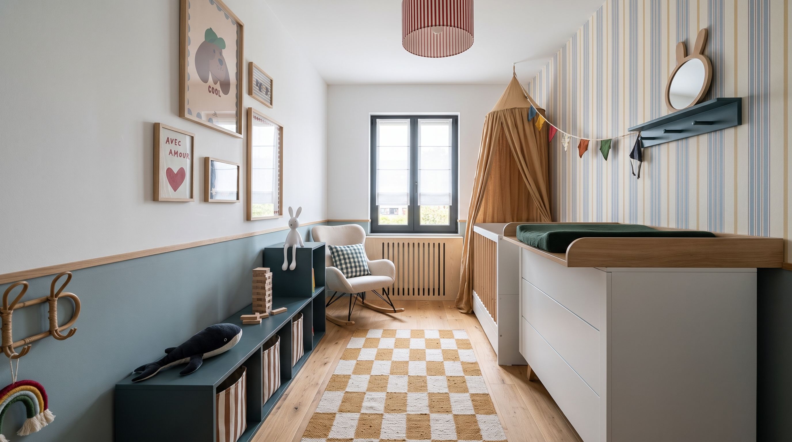 Chambre de bébé évolutive avec papier peint rayé, lit à barreaux, commode à langer et fauteuil à bascule, projet Chambourcy