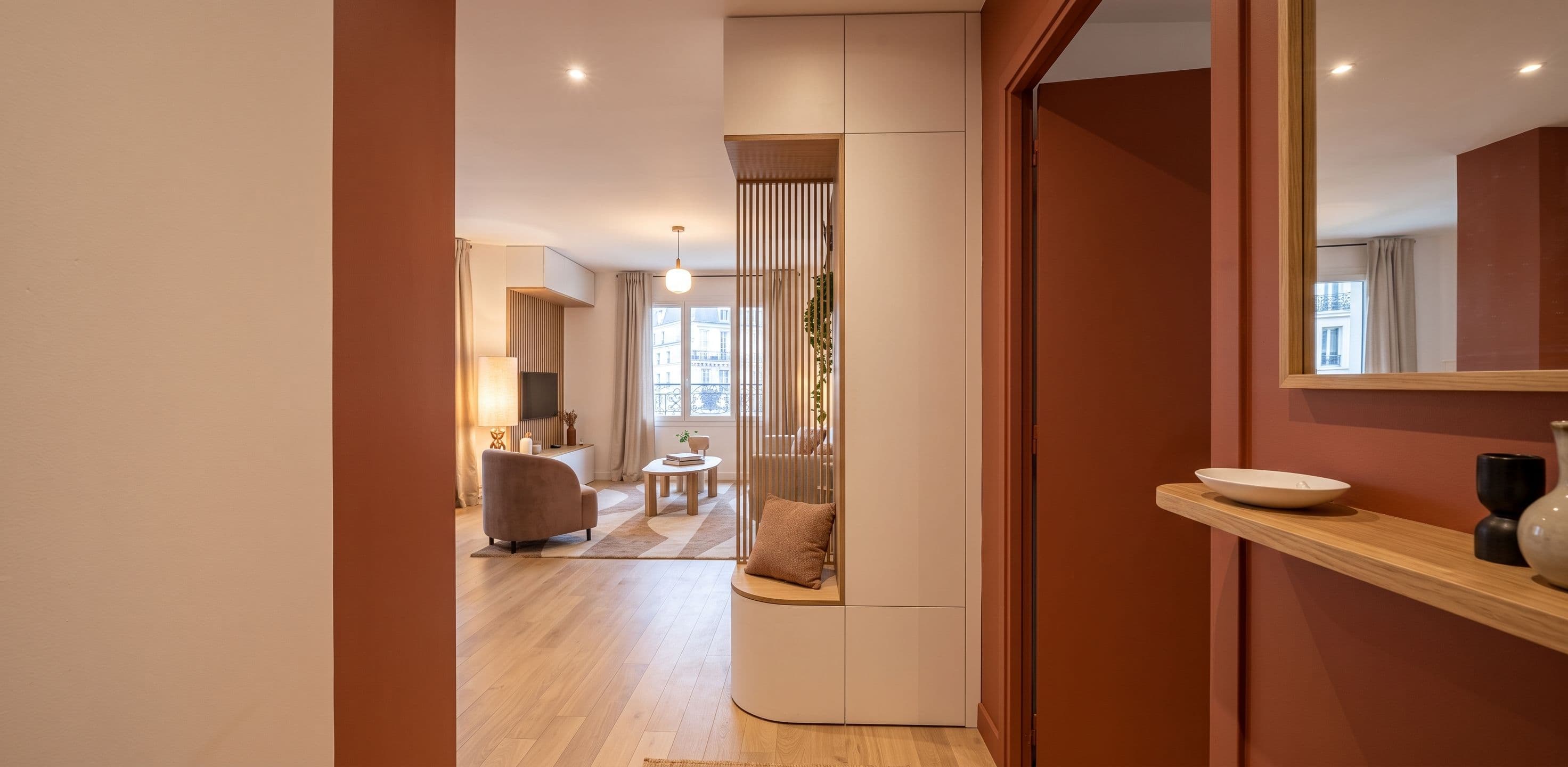 Entrée avec meuble de rangement blanc courbe, projet Clamart